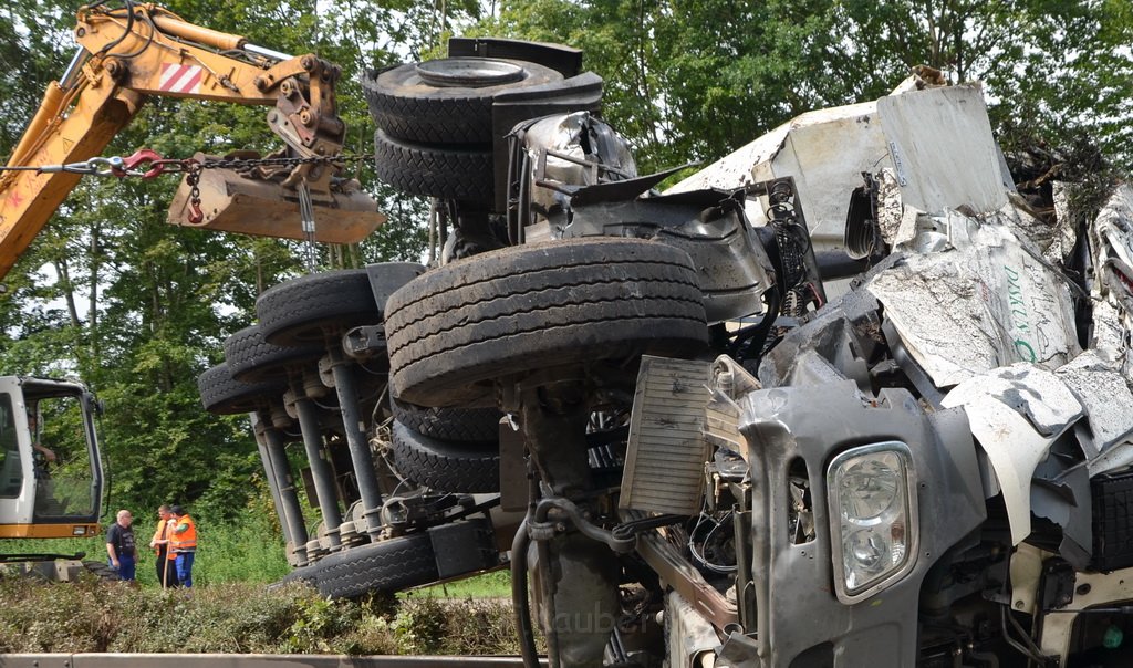 LKW umgestuerzt A 1 Rich Saarbruecken P149.JPG